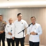 Menko Agus Harimurti Yudhoyono (ketiga dari kanan), Dirjen Hubdat Aan Suhanan dan Polri melakukan rapat koordinasi untuk mengatasi masalah penanganan kendaraan lebih dimensi dan lebih muatan di Kemenko Infrastruktur dan Perencanaan Wilayah, di Jakarta, Kamis (17/7/2025). Foto: Kemenhub.