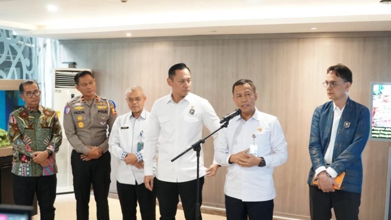 Menko Agus Harimurti Yudhoyono (ketiga dari kanan), Dirjen Hubdat Aan Suhanan dan Polri melakukan rapat koordinasi untuk mengatasi masalah penanganan kendaraan lebih dimensi dan lebih muatan di Kemenko Infrastruktur dan Perencanaan Wilayah, di Jakarta, Kamis (17/7/2025). Foto: Kemenhub.