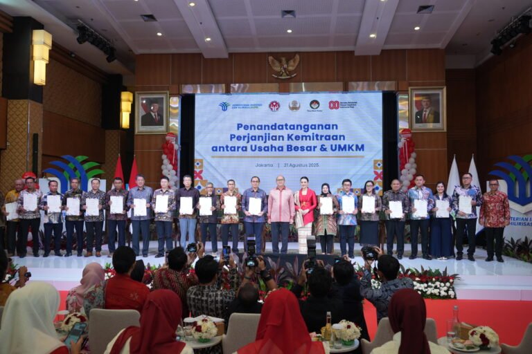 Menteri Investasi dan Hilirisasi/Kepala BKPM Rosan Perkasa Roeslani (kesepuluh dari kanan), dalam Forum Peningkatan Kompetensi Usaha Mikro, Kecil, dan Menengah (UMKM), 21 Agustus 2025. Foto: Kementerian Investasi dan Hilirisasi/BKPM.